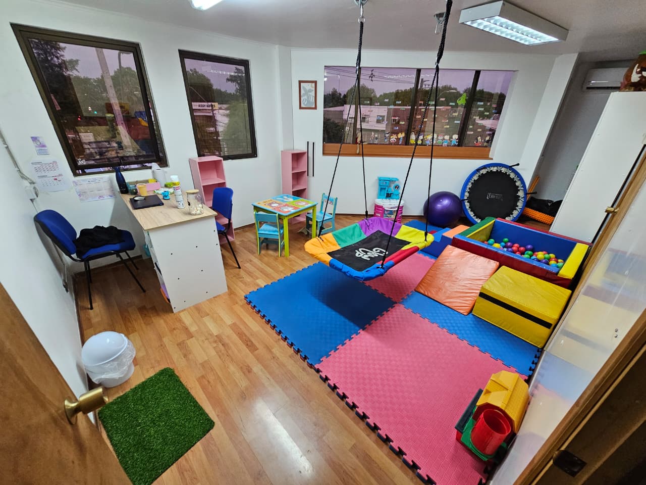 Sala terapéutica equipada en Centro Terapéutico Colibrí