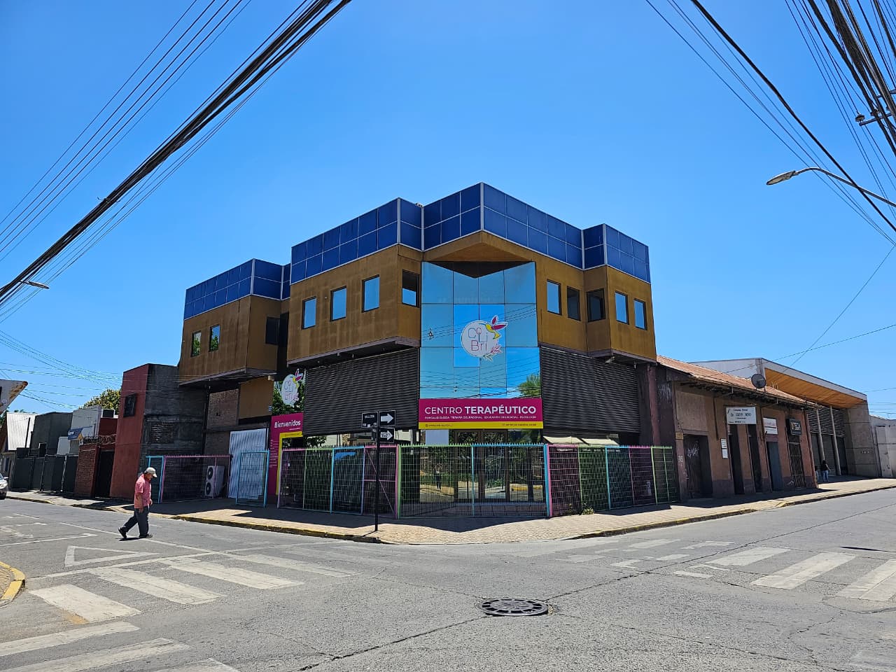 Fachada del Centro Terapéutico Colibrí vista esquina